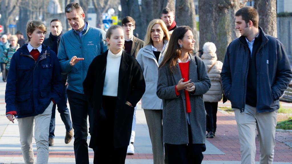 La infanta Cristina junto a Iñaki Urdangarin y sus hijos en Vitoria. Diciembre de 2019.