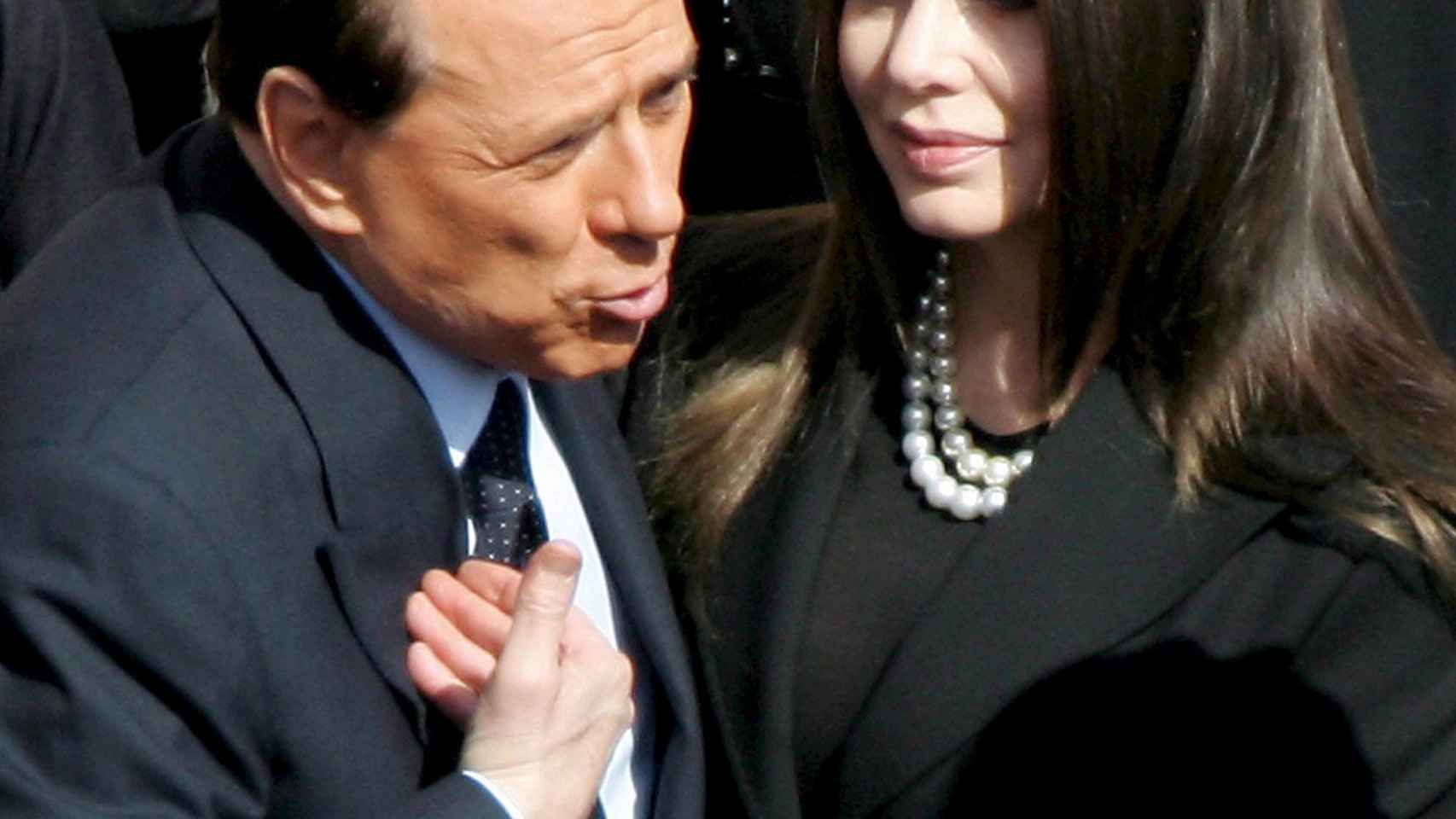 La intensa vida del mujeriego Silvio Berlusconi: dos esposas oficiales y el escándalo de las 'misses'