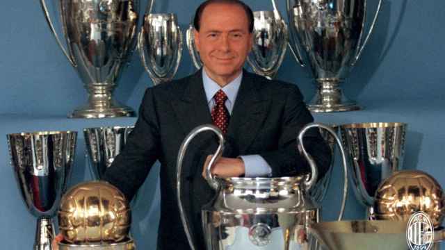 Silvio Berlusconi, con varios de los títulos conquistados en el AC Milan.