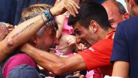 Djokovic se abraza con Ivanisevic, su entrenador.