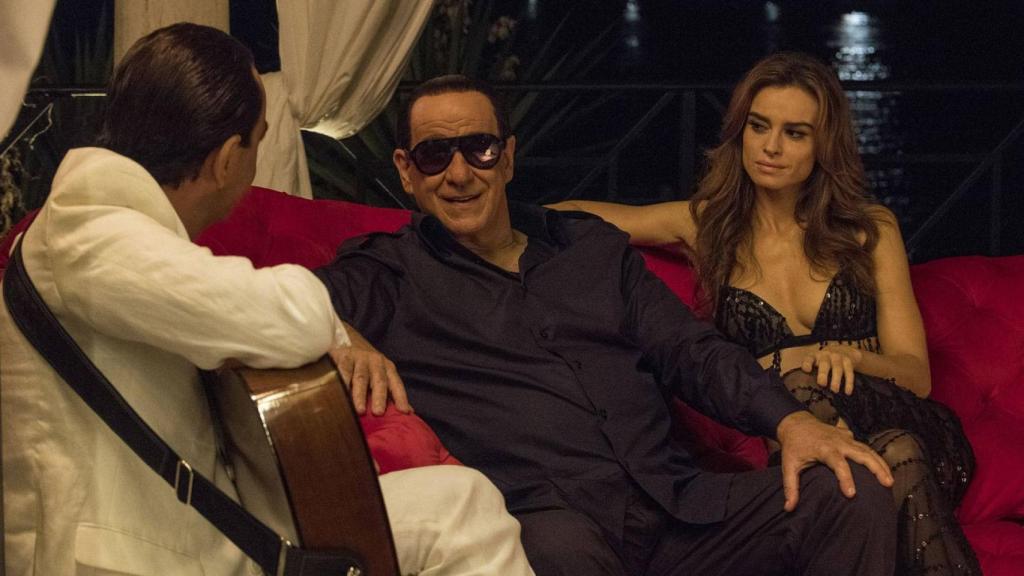 Toni Servillo (centro) es Silvio Berlusconi en 'Silvio (y los otros)', de Paolo Sorrentino