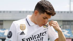 Fran García, besando el escudo del Real Madrid en su presentación