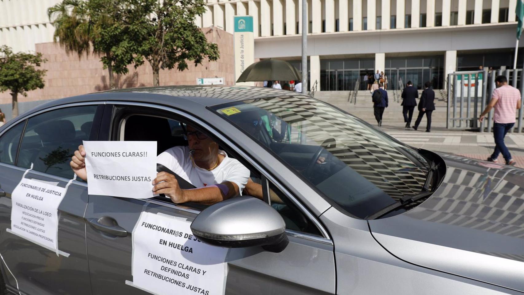 Protesta de una caravana de coches para reivindicar mejoras