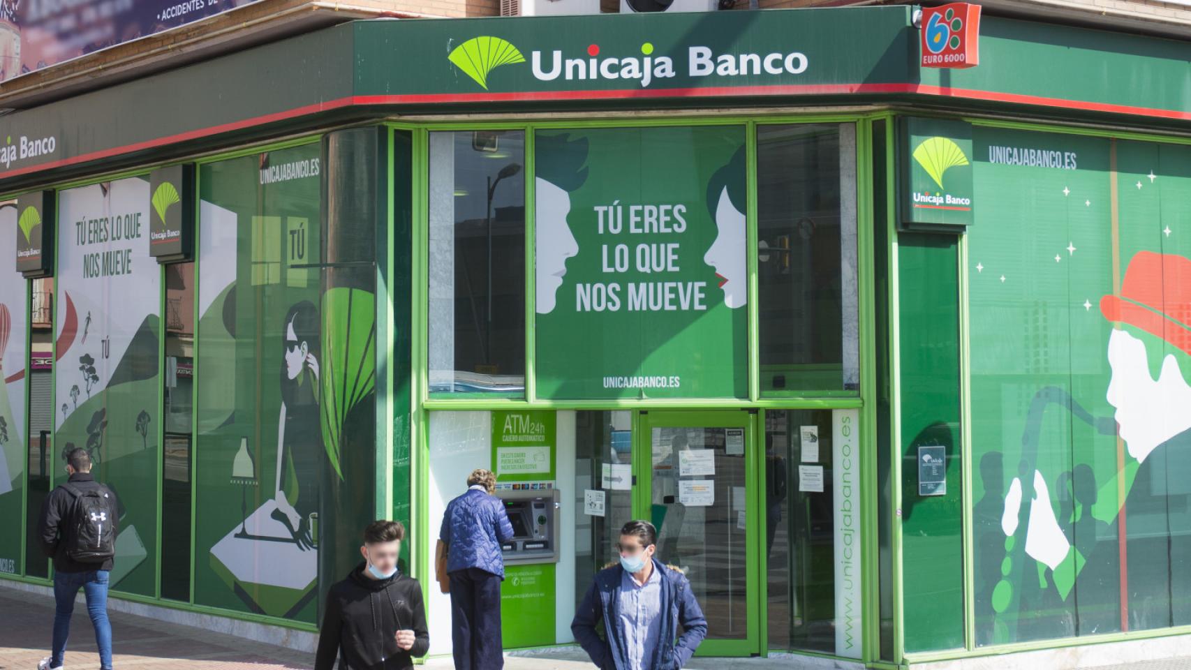 Una imagen exterior de una oficina de Unicaja Banco.