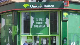 Una imagen exterior de una oficina de Unicaja Banco.