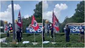 Personas con banderas y símbolos nazis protestan frente al Walt Disney World Resort en Orlando.