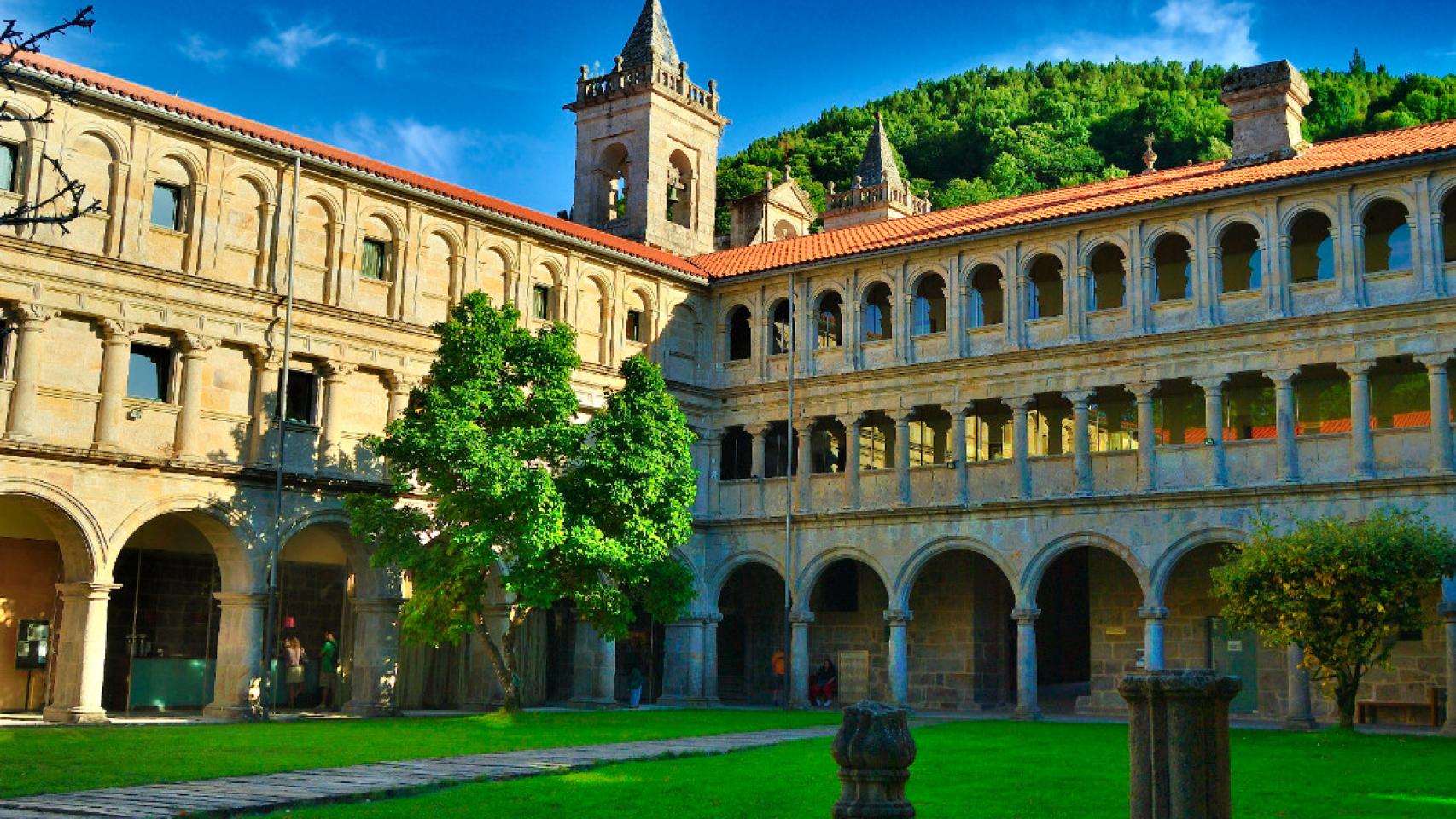 En este impresionante monasterio en medio del bosque puedes pasar la noche: es un Parador