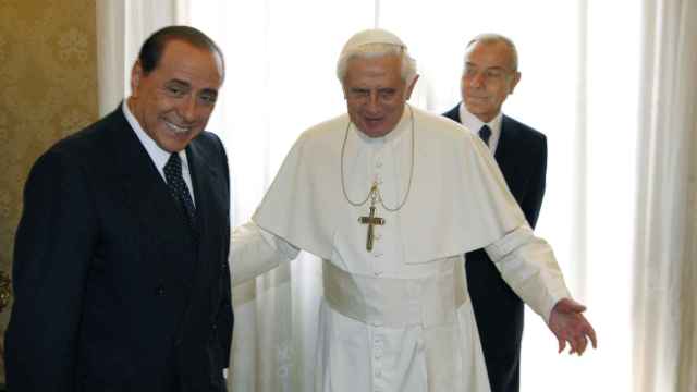 Berlusconi junto al papa Benedicto XVI.