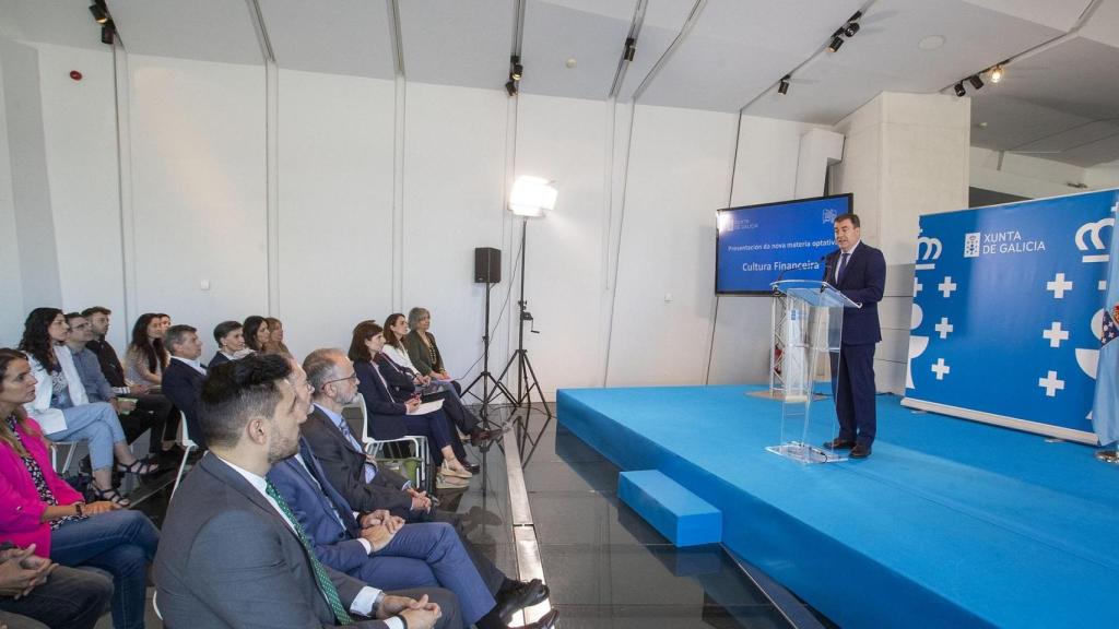 El conselleiro de Cultura, Educación, FP e Universidades, Román Rodríguez, en la presentación de la asignatura Cultura Financiera.