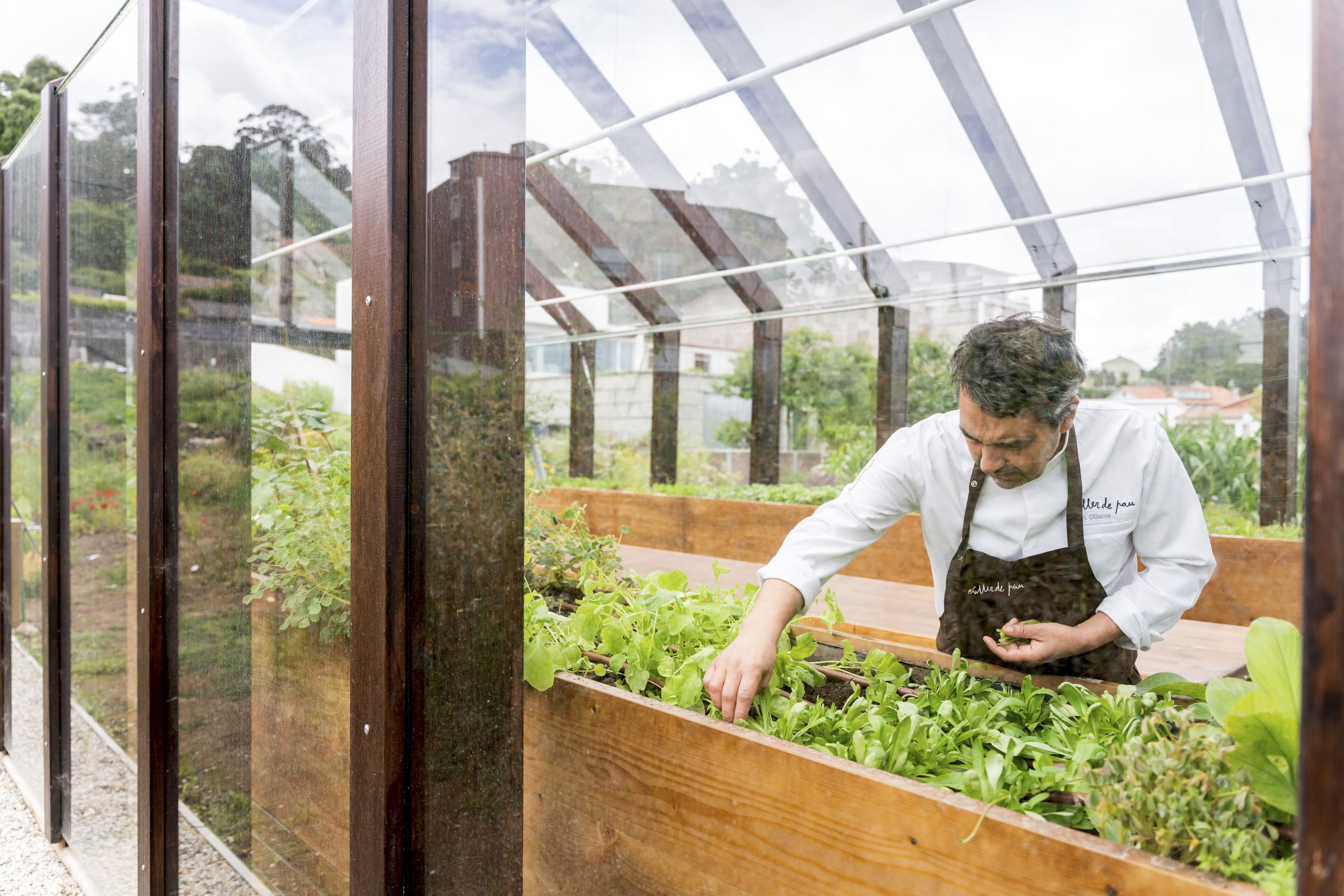 Javier Olleros en su huerto ecológico del restaurante Culler de Pau. Foto: Cedida