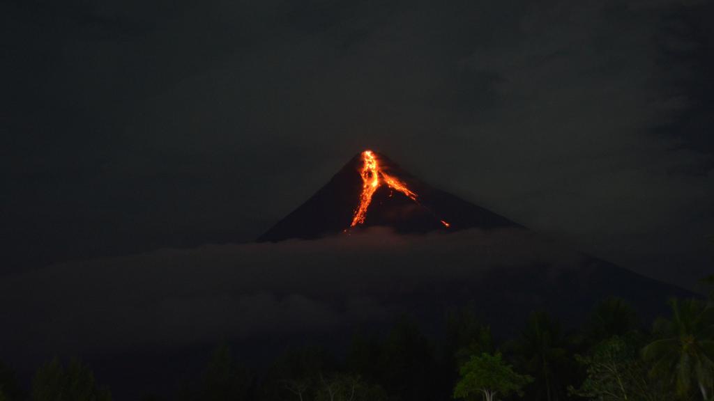 Volcán Mayón de Filipinas en erupción.