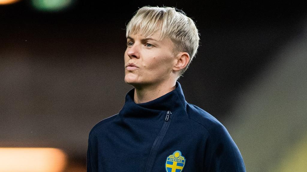 Nilla Fischer luce los colores de Suecia antes de la disputa de un partido.