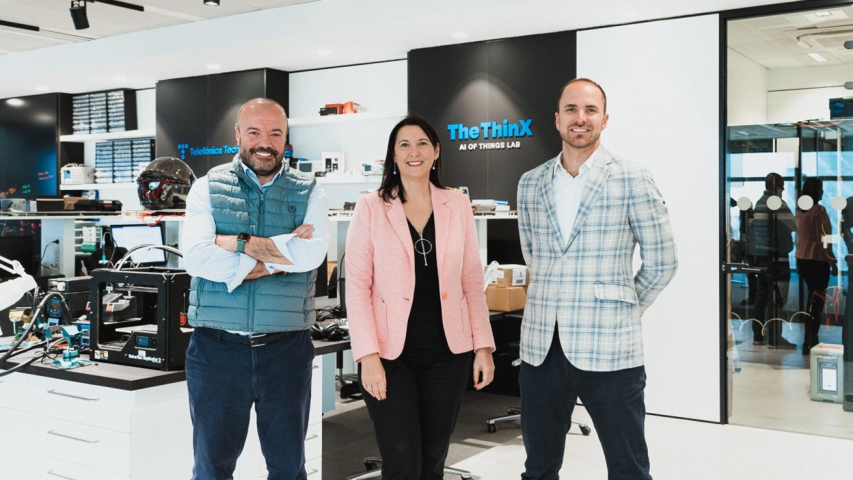 De izquierda a derecha: Carlos Carazo, CTO de IoT y Big Data de Telefónica Tech; Elena Gil Lizasoain, directora  global de producto y operaciones de negocio de IoT y Big Data en Telefónica Tech, y Javier Miguélez, presidente de ARME.