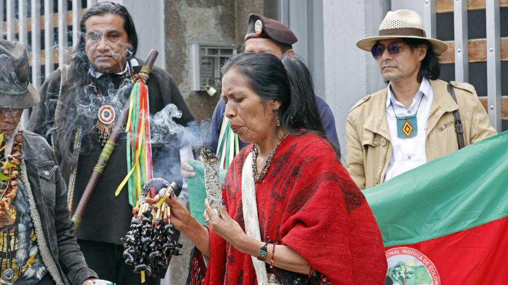 Indígenas colombianos hacen un ritual durante la rueda de prensa de Luis Acosta, coordinador de la guardia indígena.