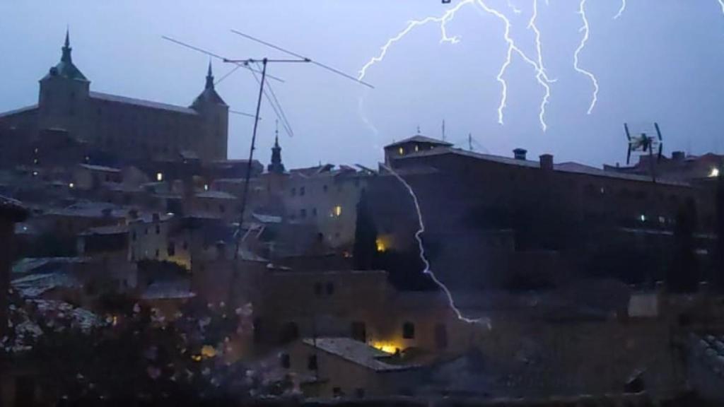 Imagen de la tormenta eléctrica de este martes sobre el cielo de Toledo