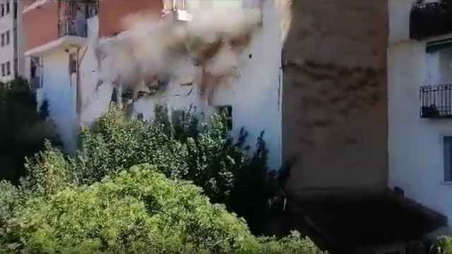 Momento en el que se derrumba el edificio de cinco plantas situado en Teruel.