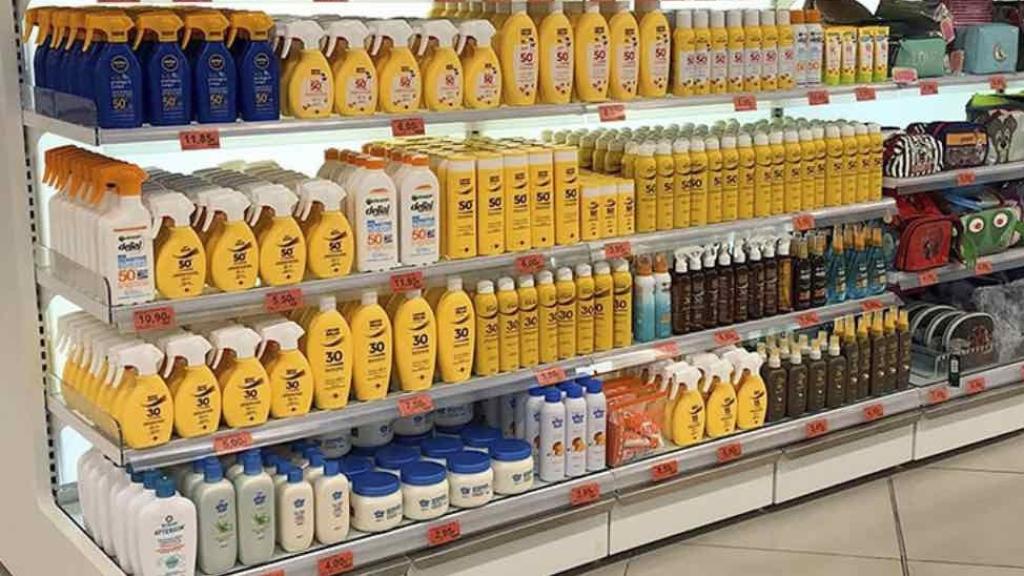 Pasillo de autobronceadores y protectores solares en el supermercado.