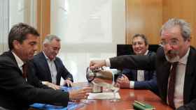 El candidato del PP a la presidencia de la Generalitat Valenciana, Carlos Mazón (i), acompañado del director de su campaña electoral, Miguel Barrachina (2i), reunido con el candidato de Vox, Carlos Flores (i), este martes.