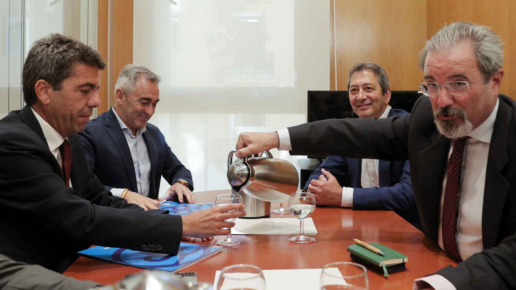 Carlos Mazón (izquierda). A a su derecha, el futuro vicepresidente de Vox, Vicente Barrera, y el apartado Carlos Flores.