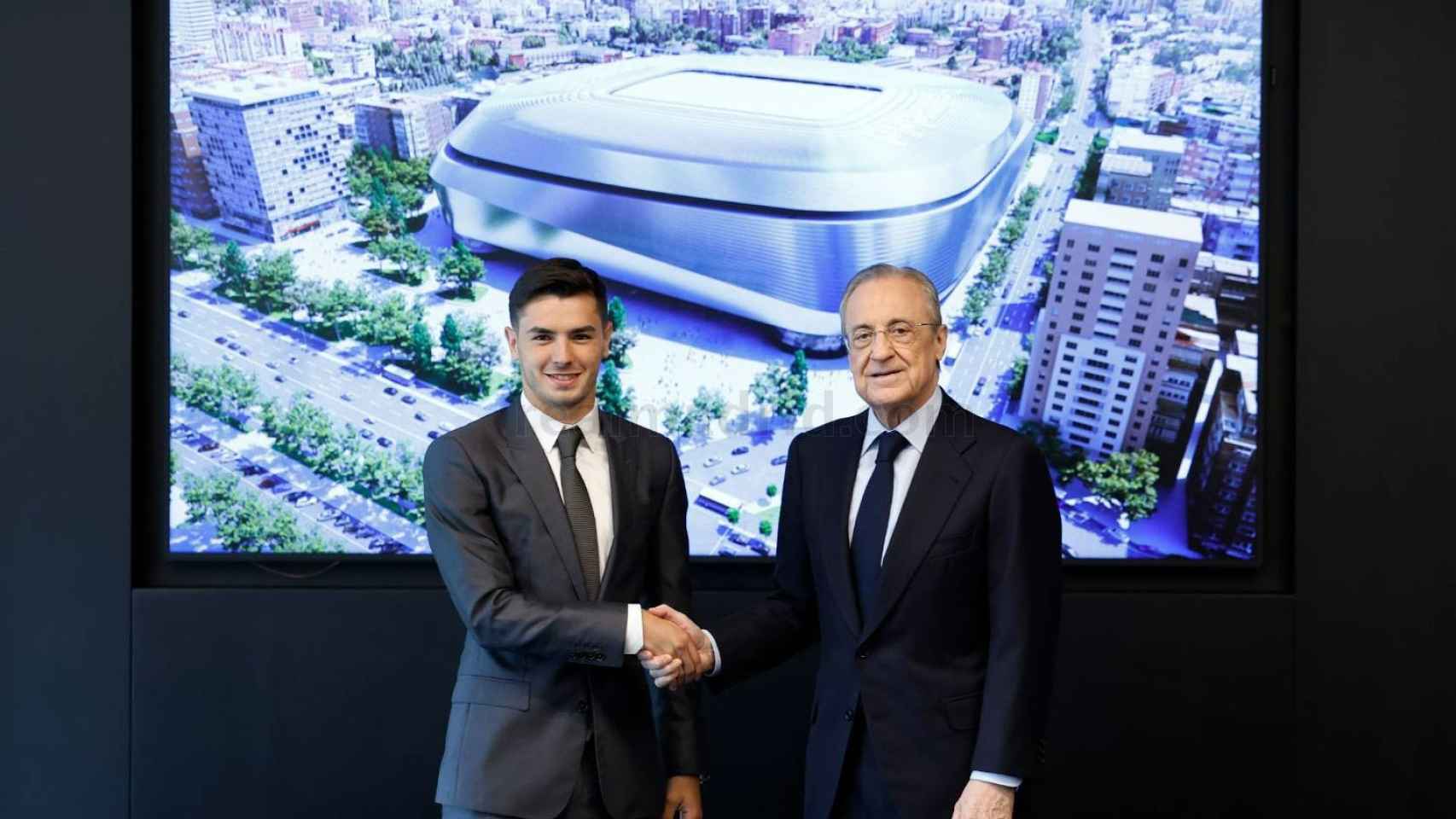 Florentino Pérez, presidente del Real Madrid, con Brahim Díaz.