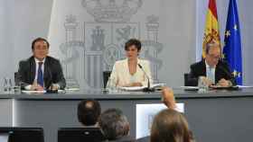 Albares, Rodríguez e Iceta, este martes en la rueda de prensa posterior al Consejo de Ministros.