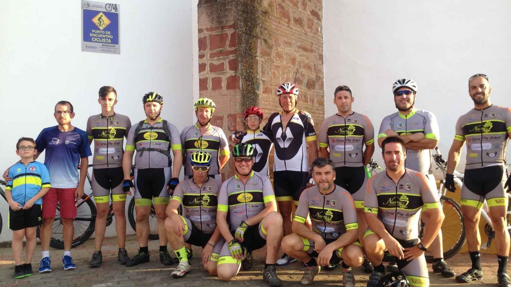 Egea con el Club Nany's Cycling de Marmolejo del que forma parte de su junta directiva.