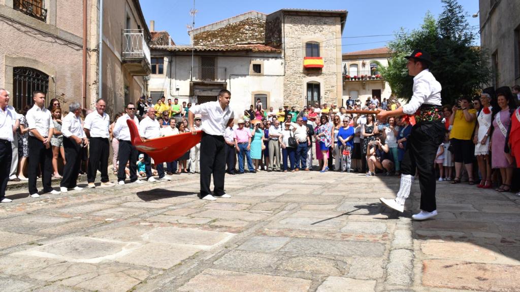 Echado de la bandera en Hinojosa de Duero