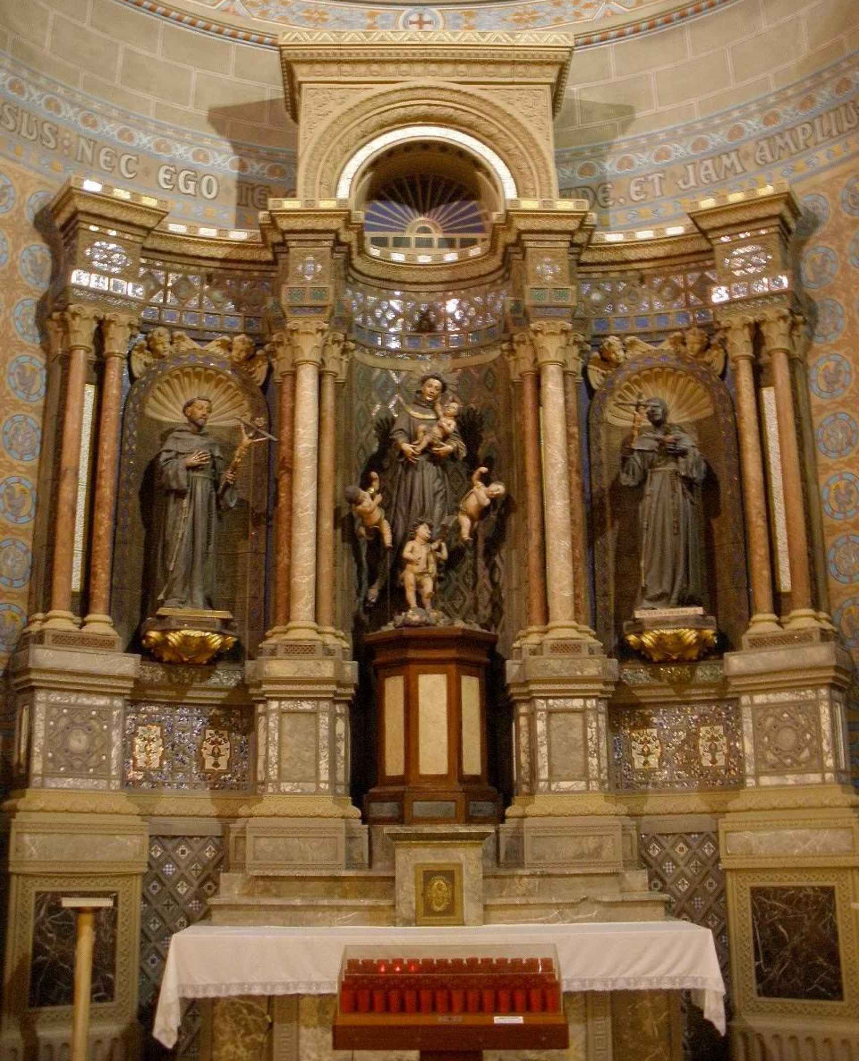 Altar dedicado a San Antonio en el interior de la basílica.