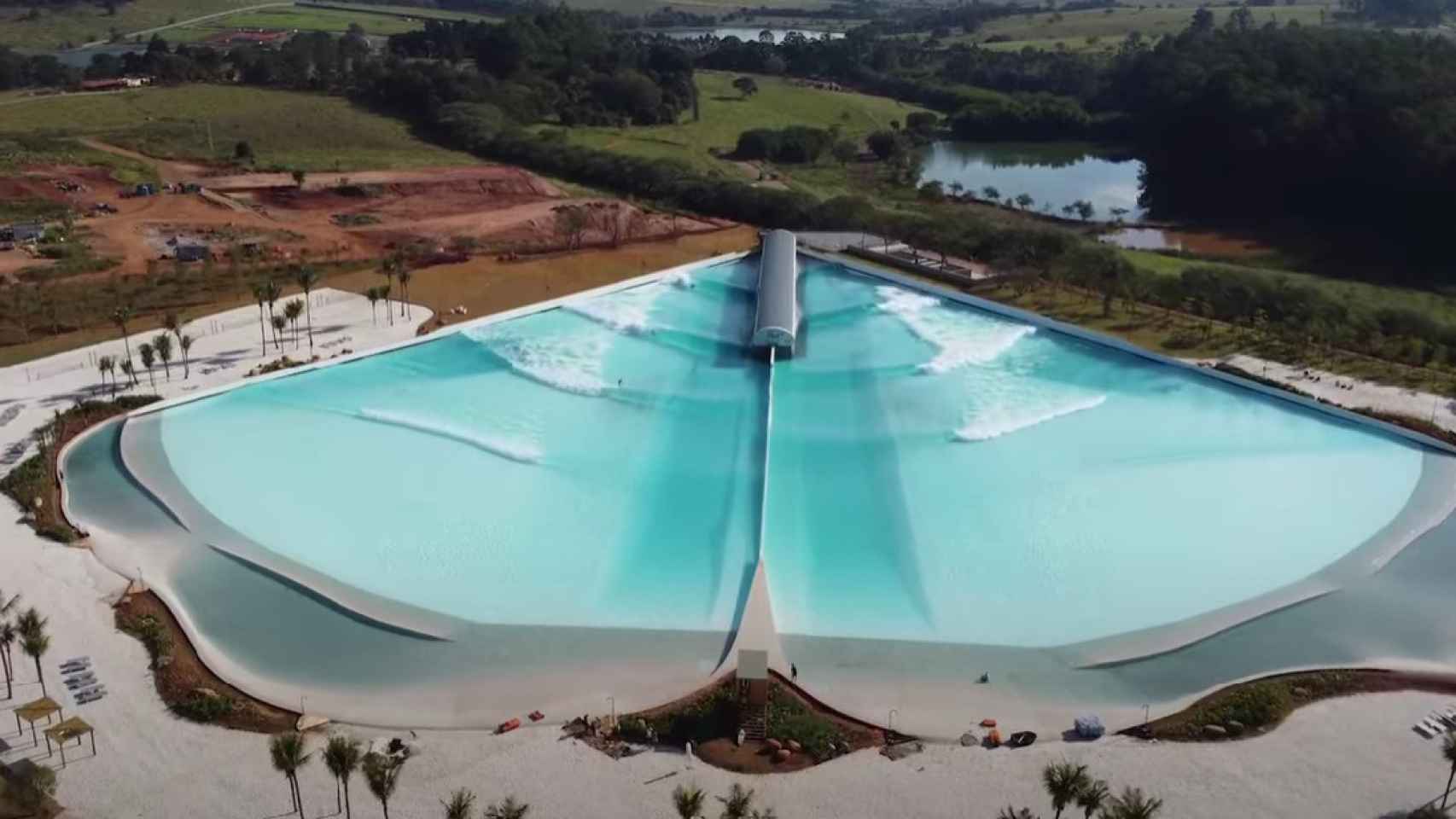 Un ejemplo de piscina de olas artificiales