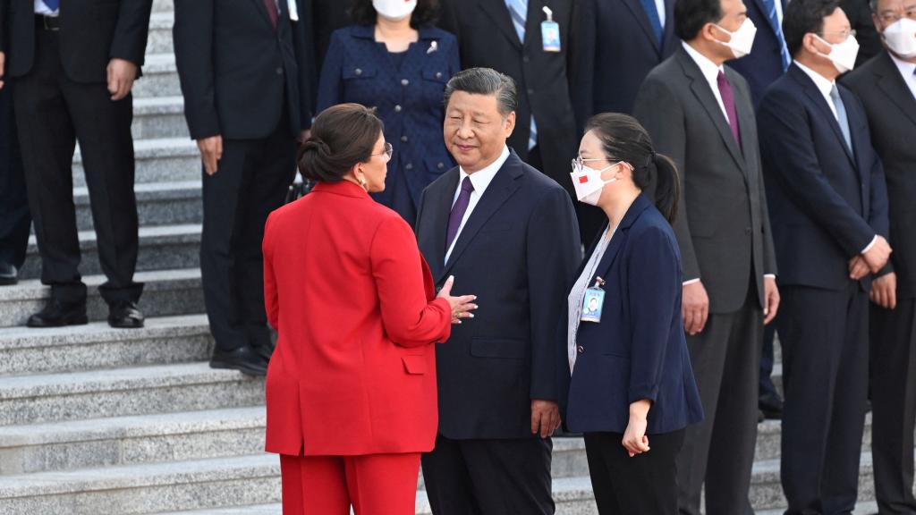 Xiomara Castro y Xi Jinping conversan frente al Gran Salón del Pueblo en Pekín, este lunes.