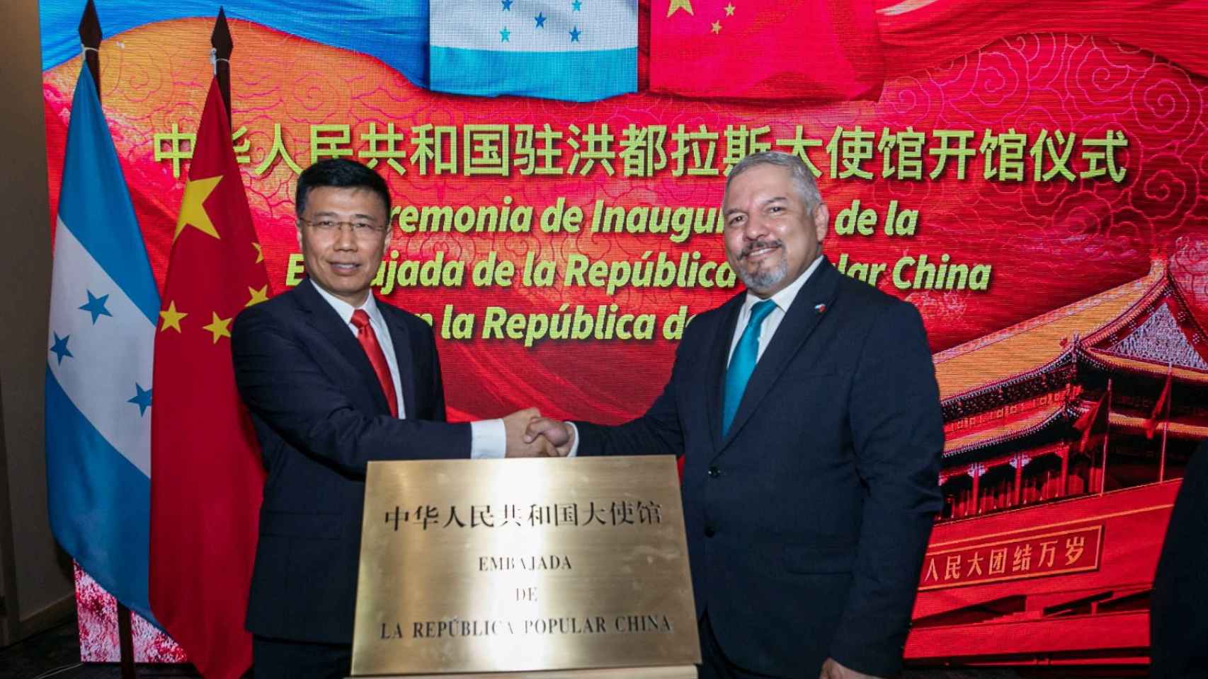 El consejero comercial de la embajada china en Honduras y el canciller hondureño, en la inauguración de la misión.