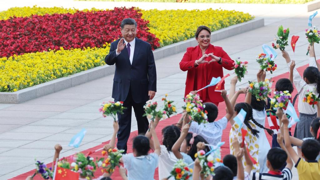 Xi Jinping y Xiomara Castro, en una ceremonia de bienvenida a la presidenta hondureña a Pekín.