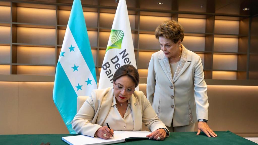 Xiomara Castro solicita formalmente en China unirse al NBD, bajo la observación de Dilma Rousseff.