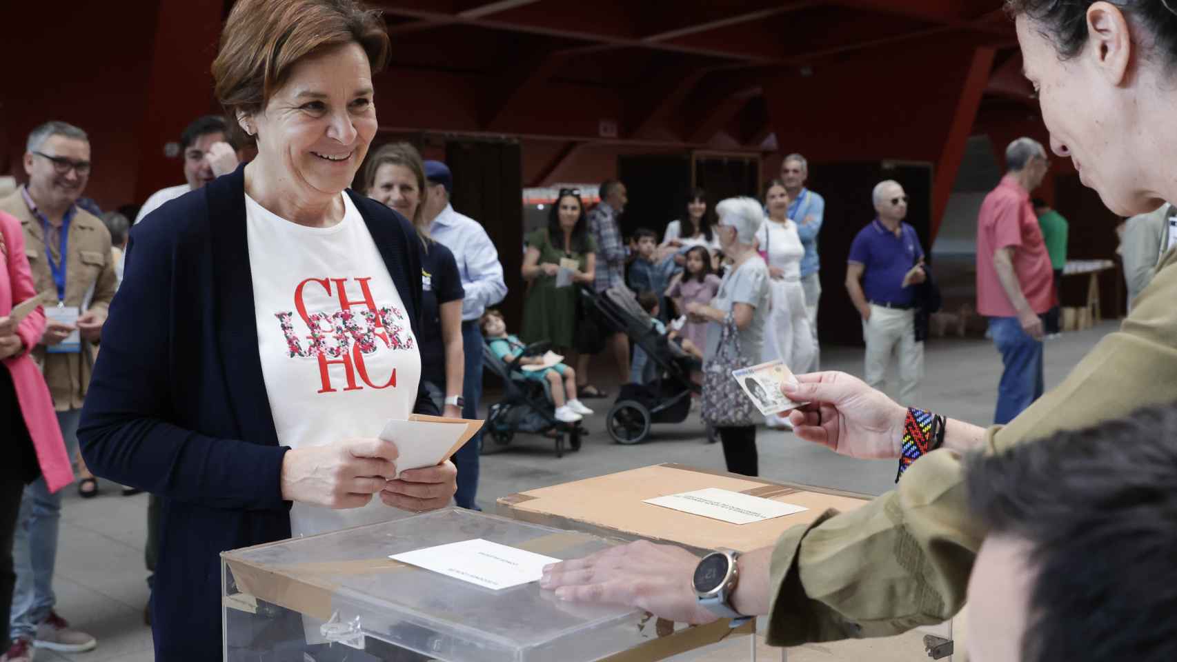 Carmen Moriyón, previsiblemente, futura alcaldesa de Gijón, vota el pasado 28-M.