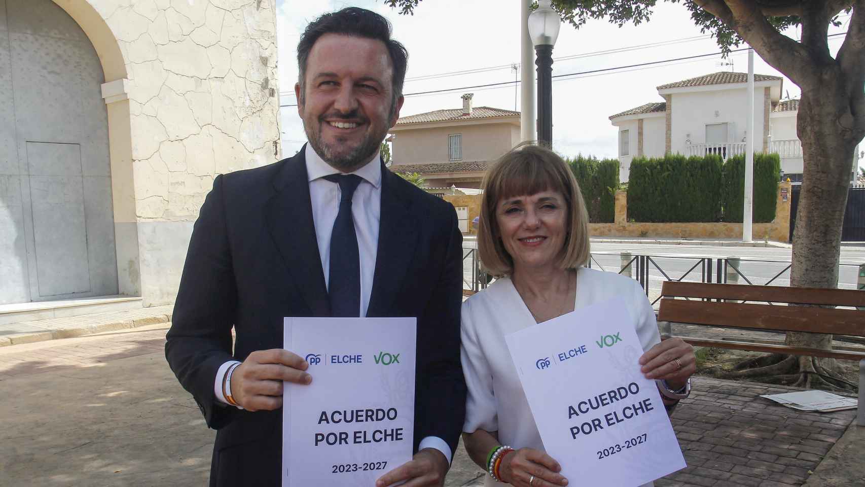 El candidato del PP a la Alcaldía de Elche, Pablo Ruz, y la 'número 1' de Vox al consistorio, Aurora Rodín