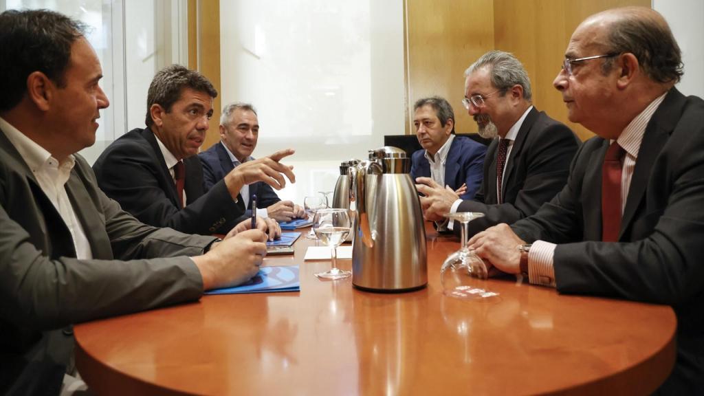 De izquierda a derecha, Pérez Llorca, Mazón y Miguel Barrachina (los negociadores del PP), frente a Vicente Barrera, Carlos Flores y Gil Lázaro, este martes en un despacho de las Cortes Valencianas.