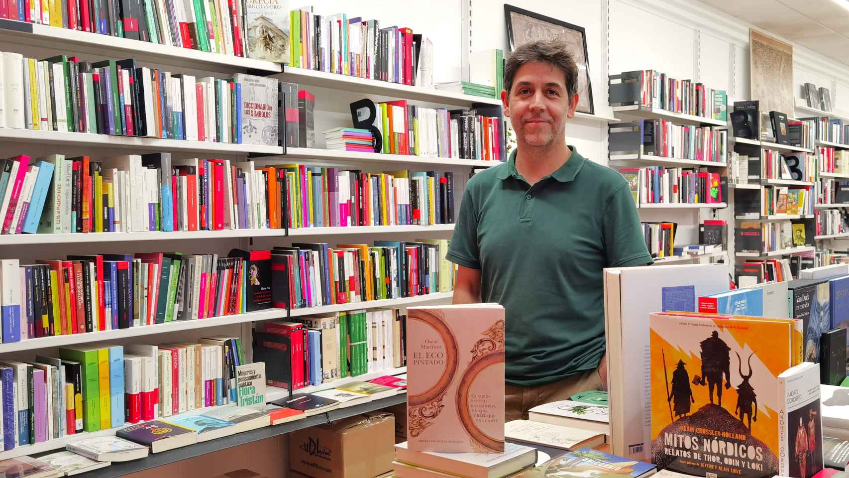 Óscar Martínez, en la librería 80 Mundos con su ensayo 'El eco pintado'.
