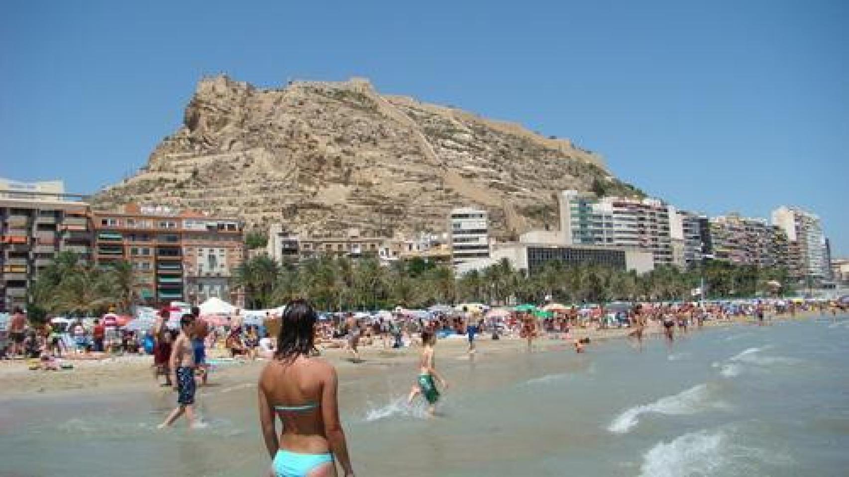 Alicante, con la playa en primer plano y su castillo de Santa Bárbara al fondo.