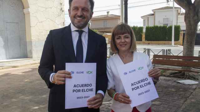 El candidato a la alcaldía del PP, Pablo Ruz, y la cabeza de lista de Vox, Aurora Rodil, tras firmar el pacto.