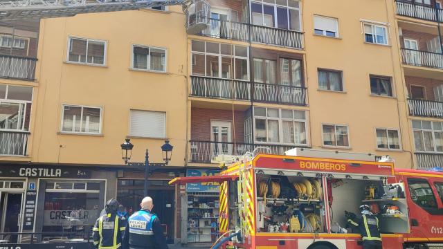 Bomberos de Ávila y agentes de la Policía Local durante su intervención en el incendio