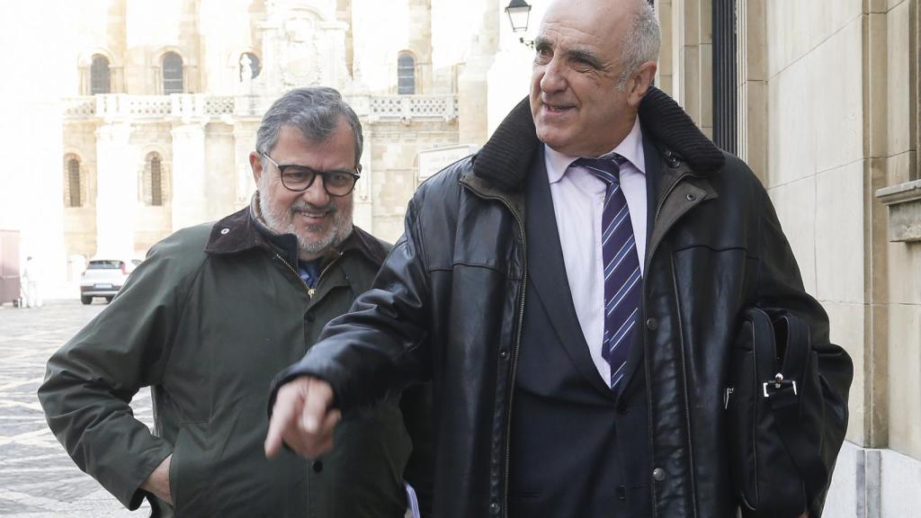 Victorino Alonso (Derecha) el día del juicio por la mina a cielo abierto de 'El Feixolin'