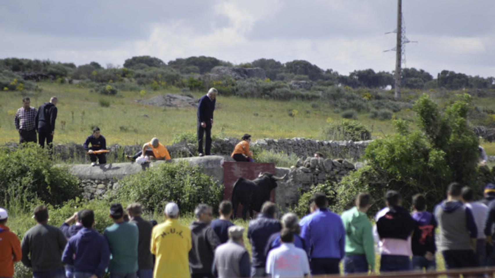 Una persona subida en las peñas en los espantos de Ledesma