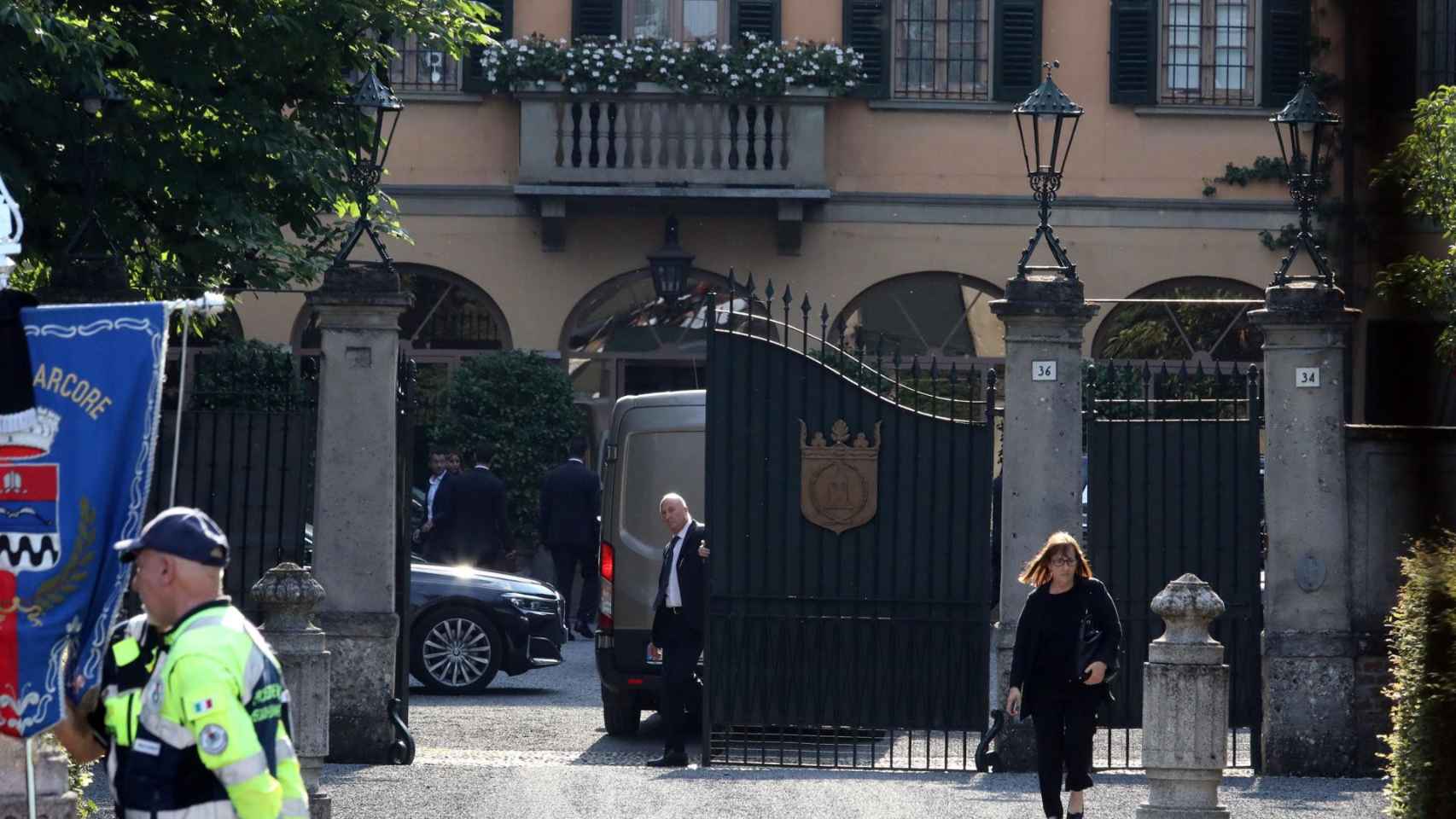 Villa San Martino, la residencia de Berlusconi, tras darse a conocer su fallecimiento.