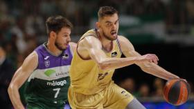 Tomas Satoransky, ante Jonathan Barreiro en el cuarto partido entre Unicaja  y Barcelona