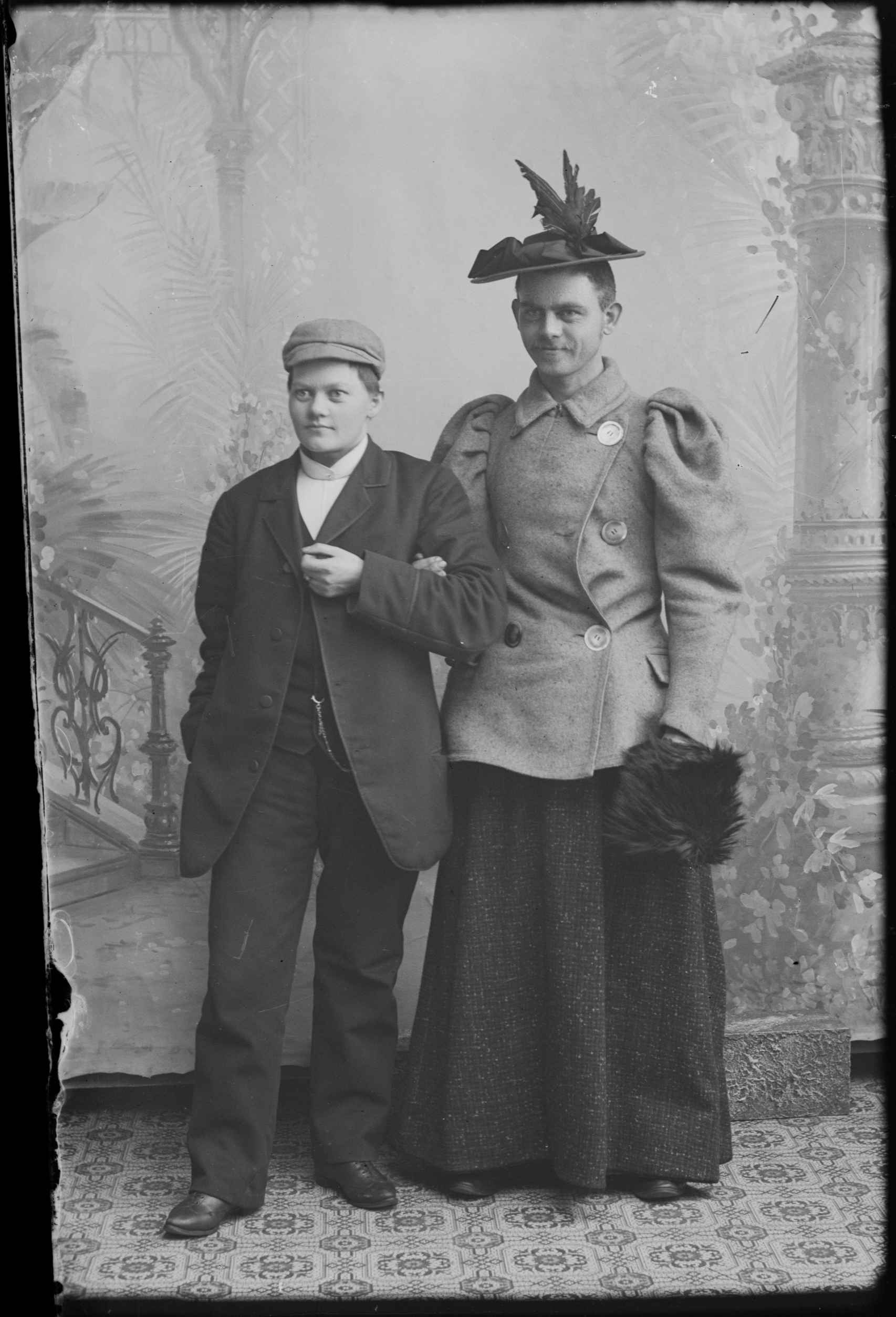 Berg & Høeg:  Marie Høeg con su hermano Karl, travestidos', 1894-1903. © Berg & Høeg. Collection of Preus Museum
