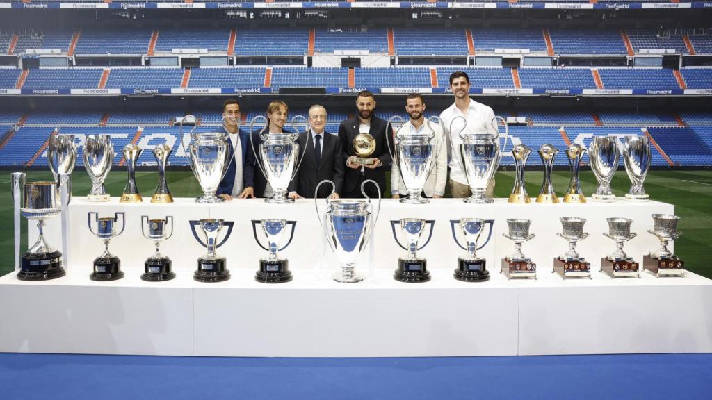 Lucas, Modric, Florentino Pérez, Nacho y Courtois, en el acto de despedida de Benzema