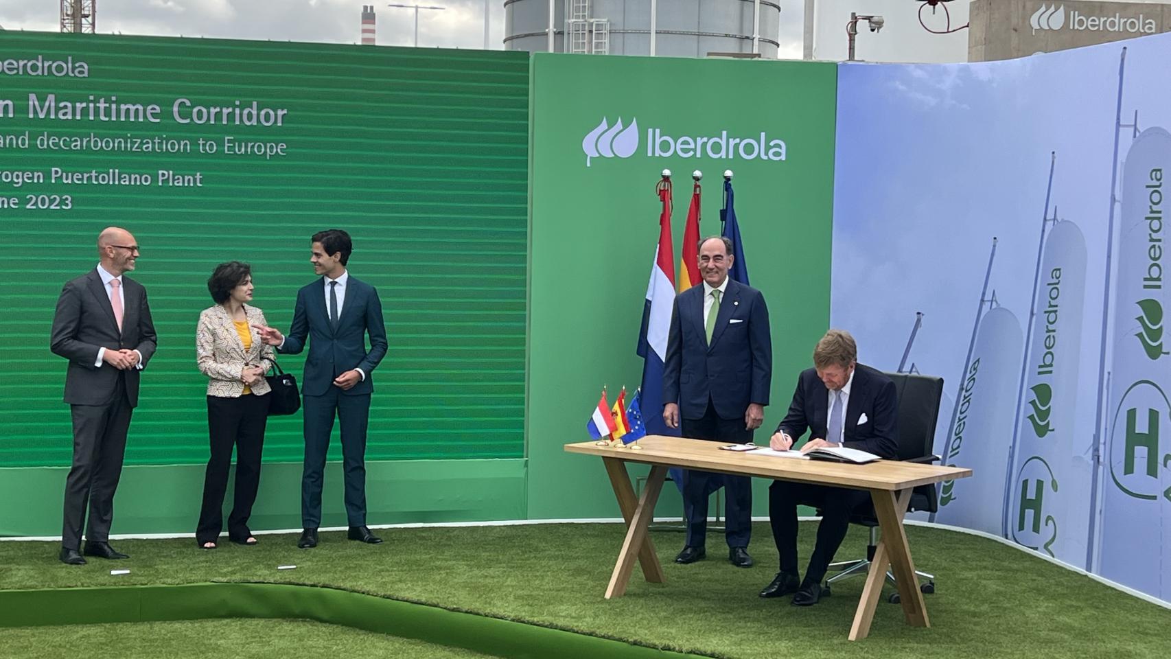 Ignacio Galán recibe al rey de Países Bajos, Guillermo Alejandro, en la planta de hidrógeno verde de Puertollano. Foto: EL ESPAÑOL - EL DIGITAL CLM.