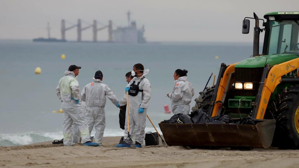 Limpieza de la playa de Santa Bárbara (La Línea) por el vertido del buque OS35, en septiembre de 2022.