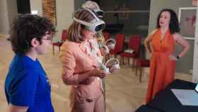 La consejera de Empleo, Rocío Blanco, prueba las gafas de realidad virtual.