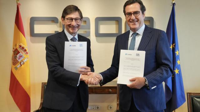 El presidente de CaixaBank, José Ignacio Goirigolzarri, y el presidente de la Confederación Española de Organizaciones Empresariales (CEOE), Antonio Garamendi, firman el acuerdo de colaboración